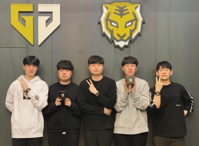 与绩效挂钩 与绩效挂钩